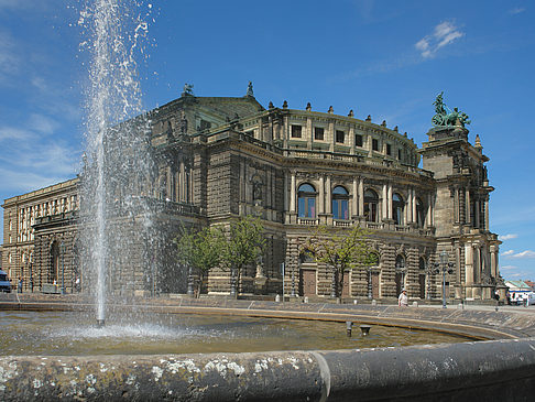 Fotos Semperoper mit Springbrunnen | Dresden