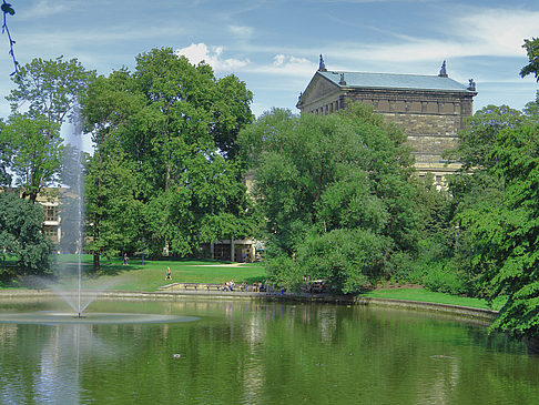 Foto Semperoper mit Springbrunnen - Dresden